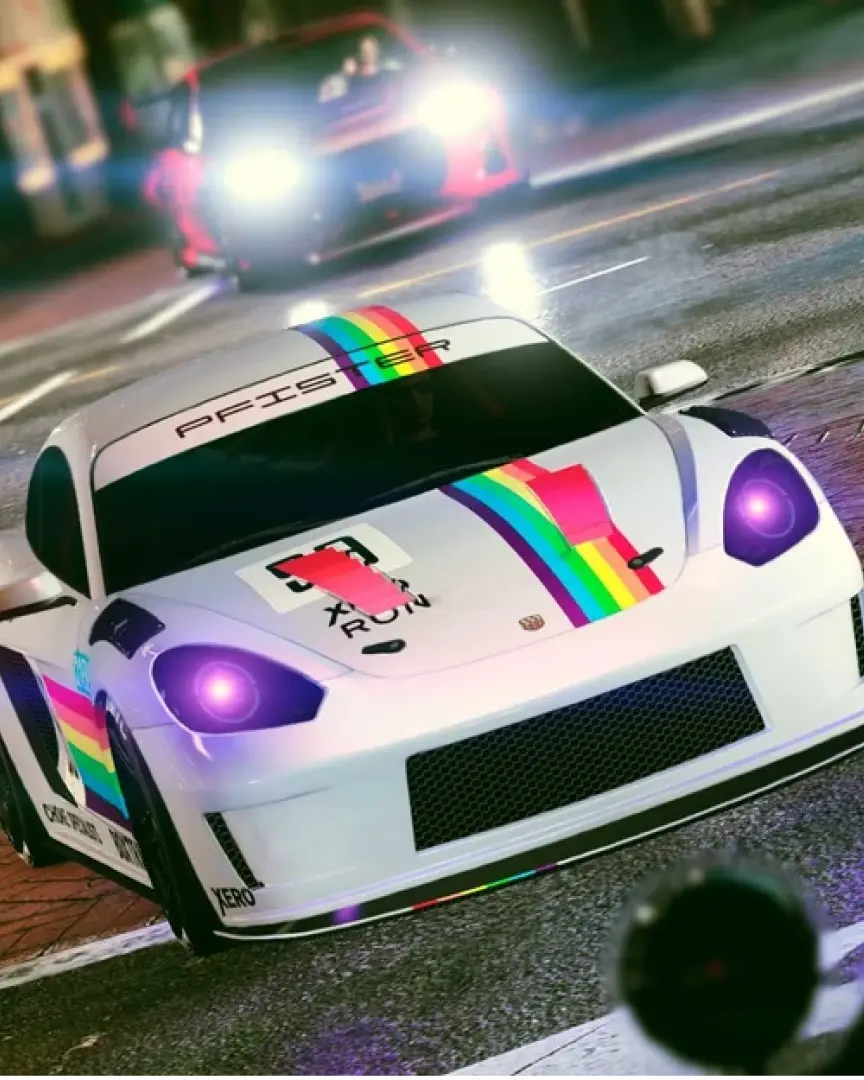 Un auto blanco con sticker de arcoiris corriendo una carrera